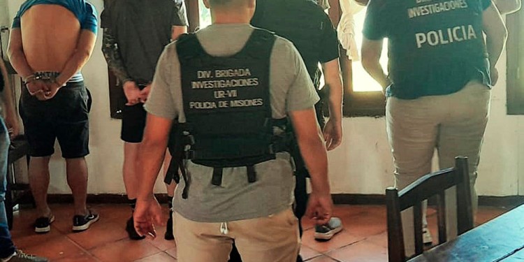 PREFECTURA SAN JAVIER. Los cuatro militares esposados el lunes por la mañana podrán callar o dar su coartada ante el juez Faria hoy.