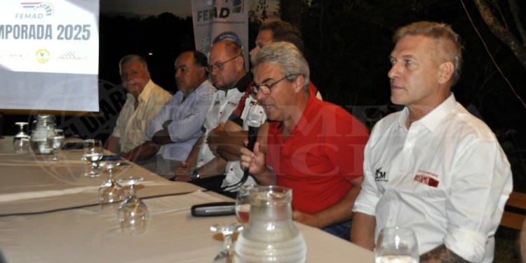 DEJA EL CARGO. Guillermo Lillieskold (micrófono en mano) finalizará su mandato como titular de la Federación.