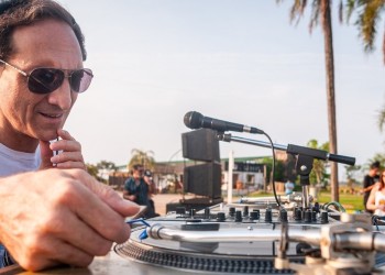 Al caer el Sol traerá otro domingo de música y teatro en El Brete