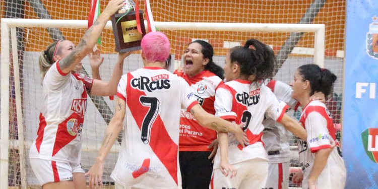 PASAJE ASEGURADO. El equipo celebra el título y el pase al Nacional. (Foto: Gentileza Sólo Futsal)