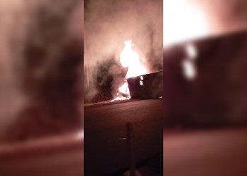 Impactante vuelco e incendio de un camión en la ruta 105