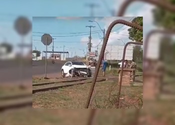 Una camioneta quedó destrozada tras chocar con el tren internacional Posadas-Encarnación