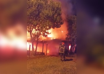 En Oberá, una vivienda fue totalmente consumida por el fuego