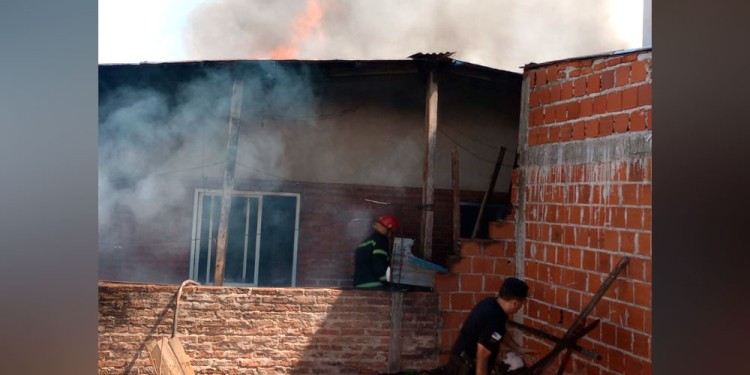 EN CADENA. El primer foco de fuego se expandió a otras viviendas.