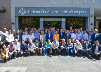 Más de 500 intendentes criticaron a Milei y a Caputo y defendieron sus autonomías