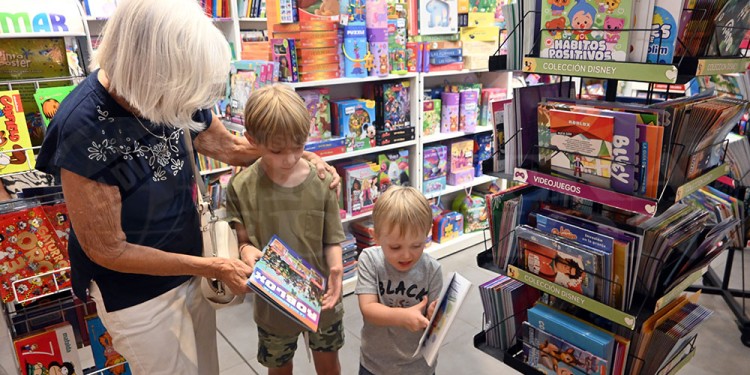 VACACIONES. Los libros en físico siguen siendo una de las primeras opciones para acompañar el verano.