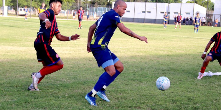 CARTA DE GOL. Julio Cáceres, de cabeza, abrió el marcador para la victoria de Mitre, que se ilusiona con más. (Foto: Prensa Mitre)