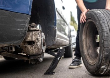 Tips para viajar en auto con seguridad: “No es colocar el neumático y olvidarse”
