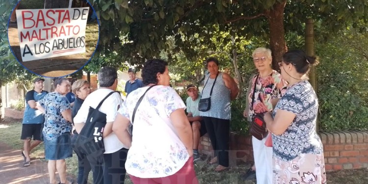 RECLAMO. Los afiliados se concentron esta mañana en una vereda aledaña a la oficina del PAMI.