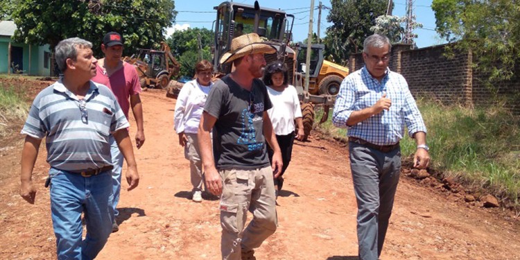 RIPOLL. El intendente “Lucho”, a la derecha. Las calles de Garupá, en muy mal estado, con una crítica constante.