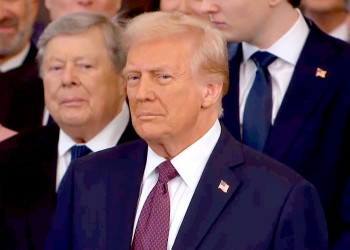 En sus primeras horas, Trump revirtió 80 medidas de Biden y cumplió promesas de campaña