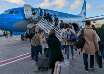 Prorrogan hasta 2027 el impuesto del 7% para pasajes al exterior