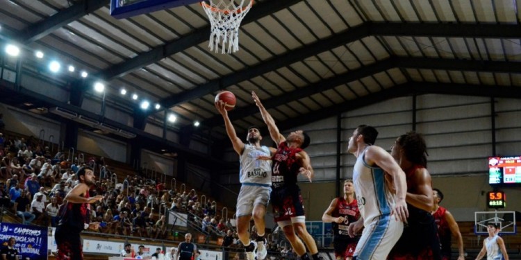 AL FRENTE. Agustín Brocal tuvo otra buena actuación frente a Zárate (Foto: Prensa Zárate Básket)