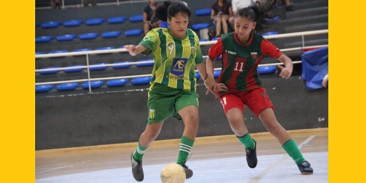 MANO A MANO. Brown derrotó a La Picada por 5-2 en la categoría C15 (Foto: Solo Futsal)