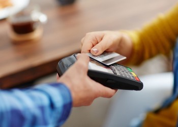 Comienzan los pagos con tarjeta de débito en dólares: el paso a paso del nuevo modo