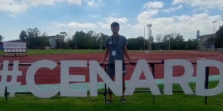 POSTAL INOLVIDABLE. El eldoradense Fleitas y la foto obligada en la pista sintética del CeNARD, en Núñez.