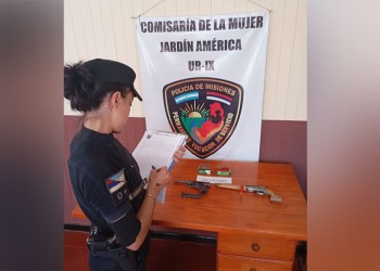 Se arrojó del vehículo ante las amenazas que le profería su pareja