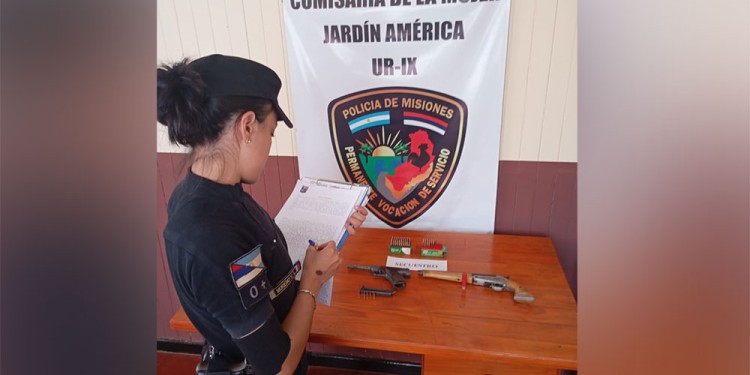 SECUESTRO. Las armas y los proyectiles que tenía el sospechoso en la vivienda que compartían en Jardín América.