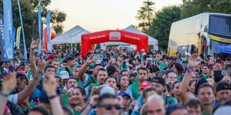 MULTITUDINARIO. La prueba revolucionó Almafuerte y la zona. Así fue una de las largadas, a pura expectativa. (Foto: prensa Misiones Trail de la Selva)