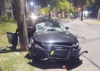 Siniestro fatal en Posadas: dos hermanos impactaron contra un poste de luz y uno murió