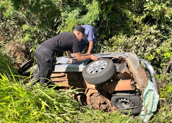 Despistó con su vehículo, quedó atrapado y lo sacaron inconsciente