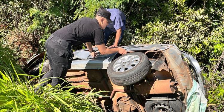 RESCATE. Policías junto a personal de Bomberos lo sacaron del vehículo.