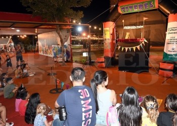 Los títeres de Sakados del Tacho brindaron un sábado lleno de magia en el Parque de las Fiestas
