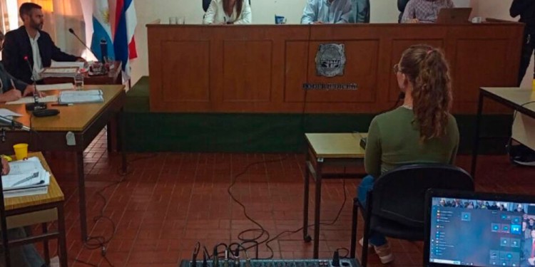 TESTIMONIAL. La hermana de la víctima, ante los magistrados Adriana Andino, Ángel Atilio León y Eduardo Jourdan.