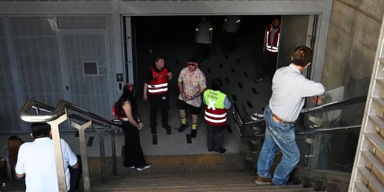 SIN FUNCIONAMIENTO. Evacuación de estación de metro en Santiago de Chile. Foto: AFP