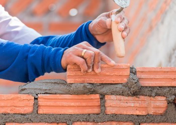 Dramáticos números del ajuste de Milei: la construcción cayó 30% y la industria -9,4%