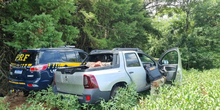 FINAL. La camioneta de los argentinos concluyó a un costado de la ruta entre la maleza y rodeado de policías.