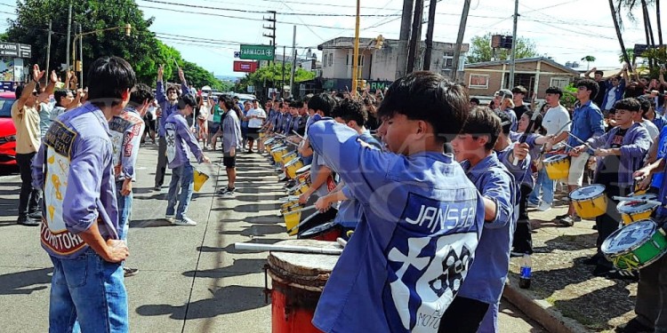 MENSAJE ETERNO. La avenida Santa Catalina cortada por los estudiantes frente al colegio para ofrecer su homenaje póstumo entre lágrimas e instrumentos.