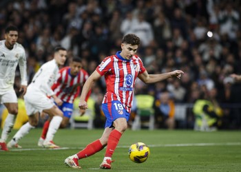 Golazo de Julián Álvarez para la igualdad en el Clásico de Madrid