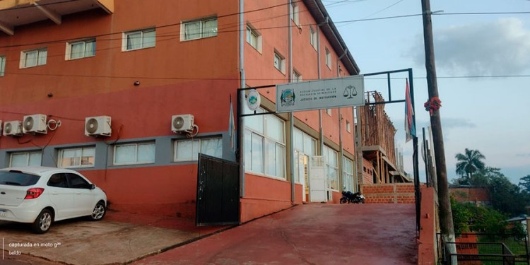 Un hombre acusado de abusar sexualmente de su hijo de 5 años, recuperó la libertad días atrás luego que le concedieran la excarcelación. El caso es complejo