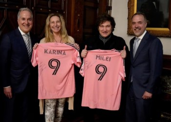 Milei se reunió con uno de los dueños del Inter Miami y recibió una camiseta autografiada por Messi