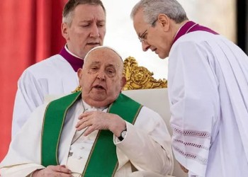 Por dificultades respiratorias el papa Francisco interrumpió su homilía en el Vaticano