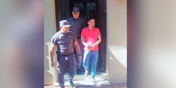 ESPOSADO A LORETO. El albañil posadeño y la guardia del Servicio Penitenciario ayer tras la audiencia de ratificación de condena de doce años de prisión efectiva.