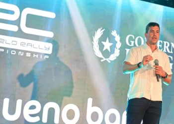 El presidente paraguayo Santiago Peña reclamó al intendente de Encarnación por no ceder terreno municipal para mejorar el aeropuerto