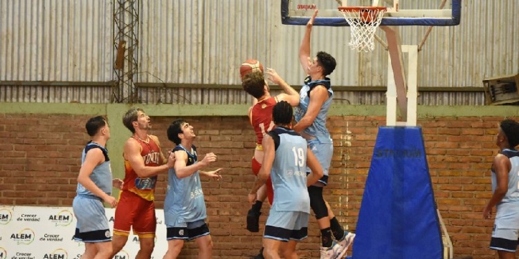 PELEADO. Así fue el partido entre posadeños y obereños en Leandro N. Alem.
