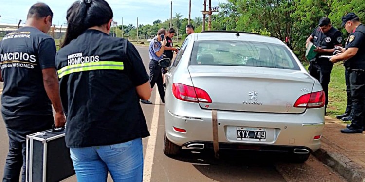 PERICIAS. La Policía Científica al momento del secuestro del Peugeot 408 con el que atropellaron al joven gitano.