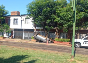 Posadas: joven conductor chocó y volcó sobre Av Tomás Guido
