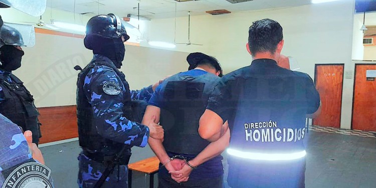 A PIE Y ESPOSADO. “El Japonés” Yamaguchi camina escoltado hacia el despacho del juez Verón para la audiencia de indagatoria por el ataque y robo del martes  11 de febrero.