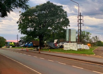 Productores yerbateros continúan su protesta en Jardín América