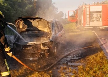 Automóvil en el que viajaba una familia se incendió por completo en la ruta 12