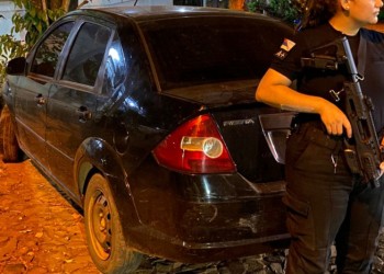Huyeron en un auto robado y terminaron chocando contra un árbol