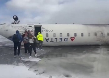 Un avión volcó al aterrizar en aeropuerto de Toronto y quedó dado vuelta