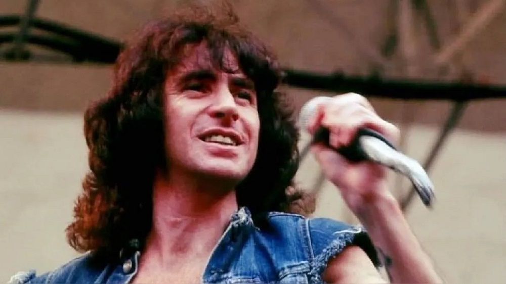 Bon Scott, el vocalista de AC/DC que murió ahogado en su propio vómito ...