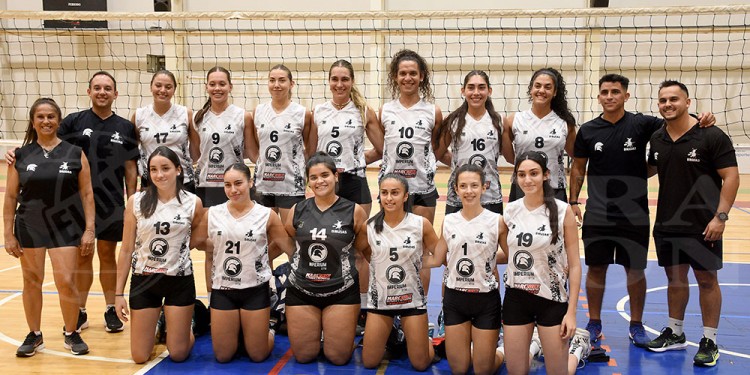 EQUIPAZO. Las chicas de Brujas, en la presentación del último miércoles en el CePARD. Buscarán arrancar con victoria.