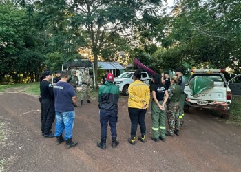 Hallaron con vida al hombre desaparecido en el arroyo Urugua-í y siguen buscando a su hijo