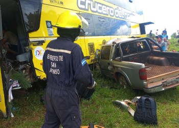 Choque entre camioneta y micro de larga distancia dejó un muerto y 16 heridos en San Vicente